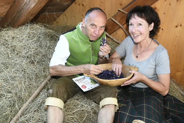 Eckart Mandler, der Erfinder der Kräuterdorf-Idee kann sich im Heustadel ausruhen, das Kräuterfestival wurde zum überregionalen Erfolgsmodell. Monika Oberlojer ist die Leiterin des Kräuterhauses "Pfarrstadl".