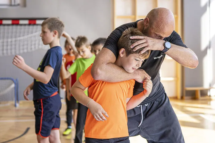 Die Kinder erlernten verschiedene Techniken. So zum Beispiel sich aus einer Unterarmwürge zu lösen.