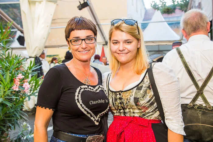 Landeshauptmann-Stellvertreterin Beate Prettner kam mit Tochter Alina und erklärte, dass Schokolade-Herzen pure Romantik wären