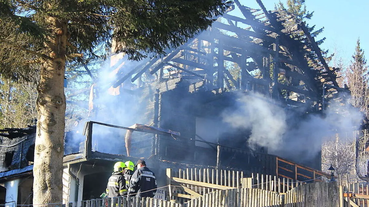 Das großteils aus Holz bestehende Haus brannte komplett nieder, die drei Personen im Haus kamen ums Leben