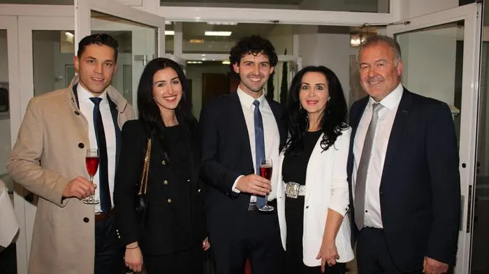 Nova-Geschäftsführer Günter Riedenbauer und sein Team luden zur großen Jubiläumsgala in das Volksheim Köflach ein und knapp 300 Gäste feierten gemeinsam einen Abend mit feinster Kulinarik, Musik, Tanzshow und Ehrungen.