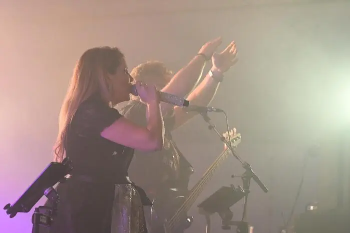 Im Partyzelt heizte die Band „BEngels Reloaded“ mit stimmungsvoller Tanzmusik ordentlich ein.