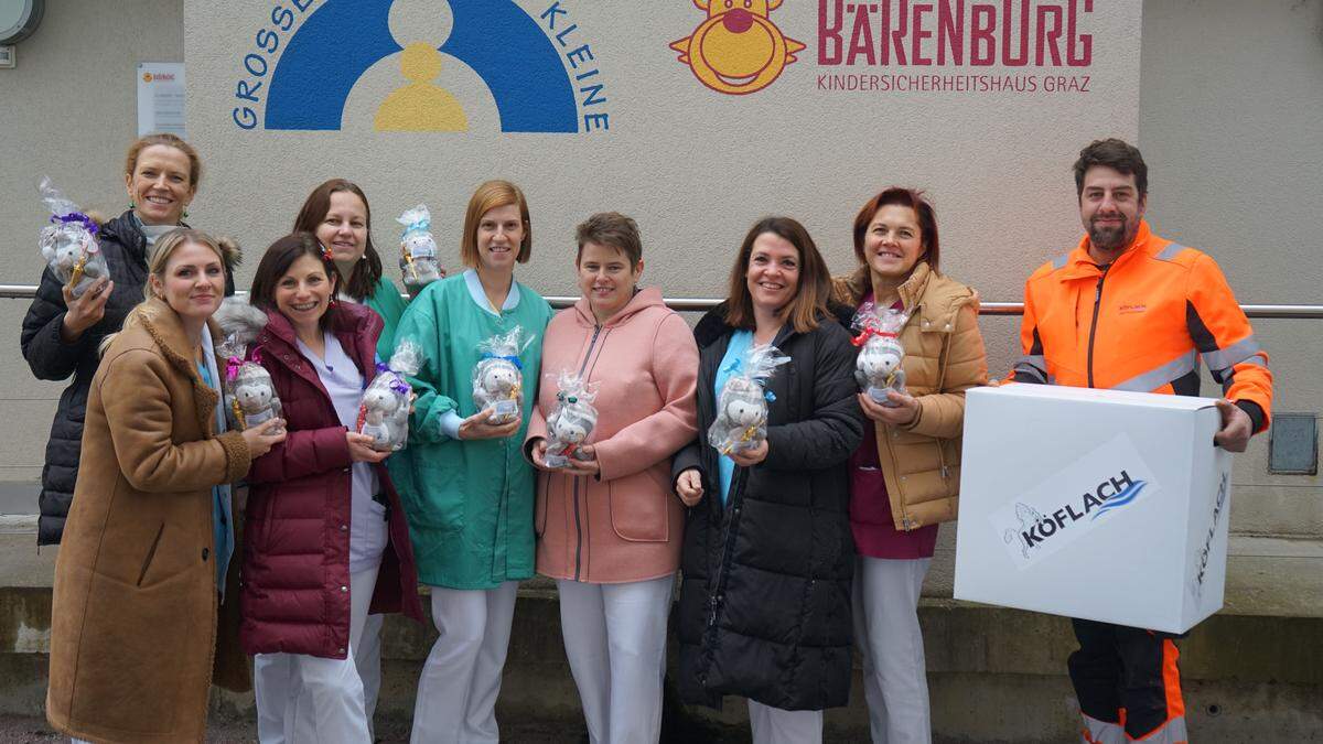 Vertreter der Stadtgemeinde Köflach übergaben 280 Packerl mit Kuscheltieren und Schoko an die Kinderklinik Graz