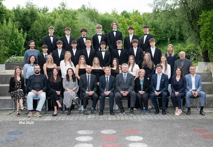 Die Absolventinnen und Absolventen der 8D-Klasse