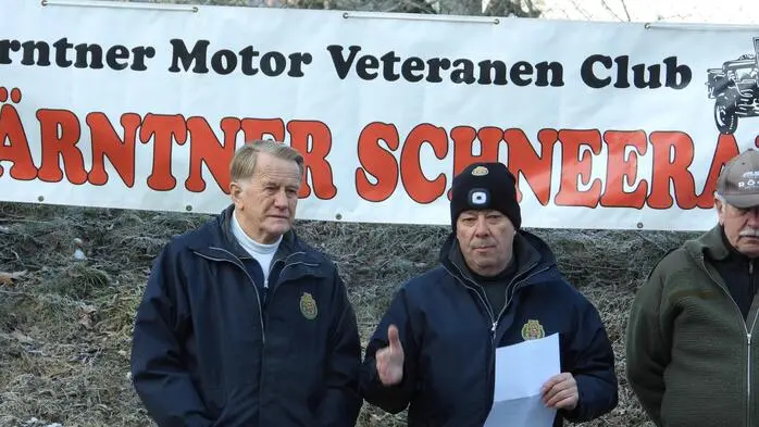 Nach der Ansprache des KMVC-Präsidenten Gerhard Setschnagg und dem Fahrerbriefing durch Dietmar Wester bewiesen die Fahrer der historischen Fahrzeuge im unwegsamen Gelände bei diversen Sonderprüfungen ihr fahrerisches Können. 