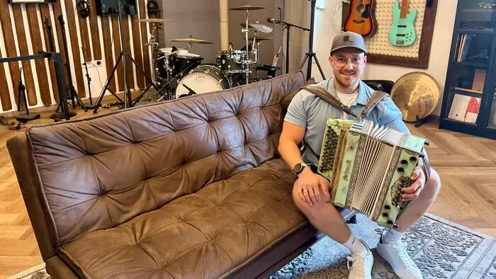 Florian Mandl gibt im Proberaum der Südsteirer einen Einblick hinter die Kulissen