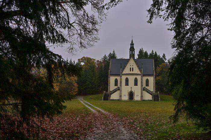 Schwarzenbergs letzte Ruhestätte im Schlossparl von Orlik 