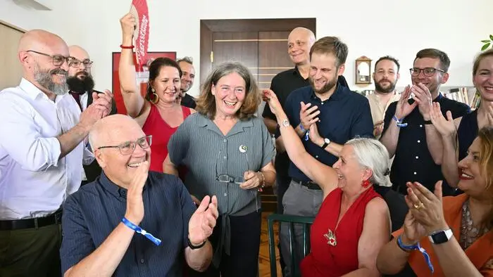 Bürgermeisterin Elke Kahr (Mitte) und Ernest Kaltenegger (links) jubeln über Platz 1 der KPÖ samt weiterer Zugewinne