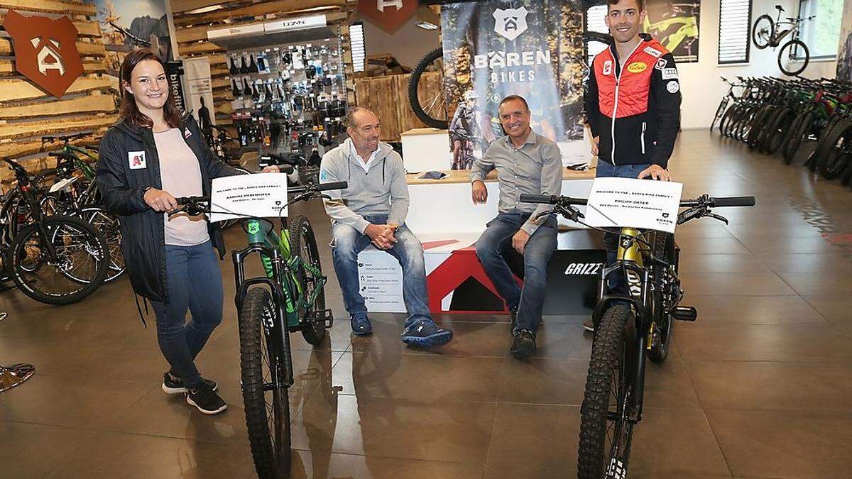 Ramona Siebenhofer und Philipp Orter mit Bärenbikes-Chef Franz Petschnig und ihrem Manager Michael &quot;MJK&quot; Kummerer