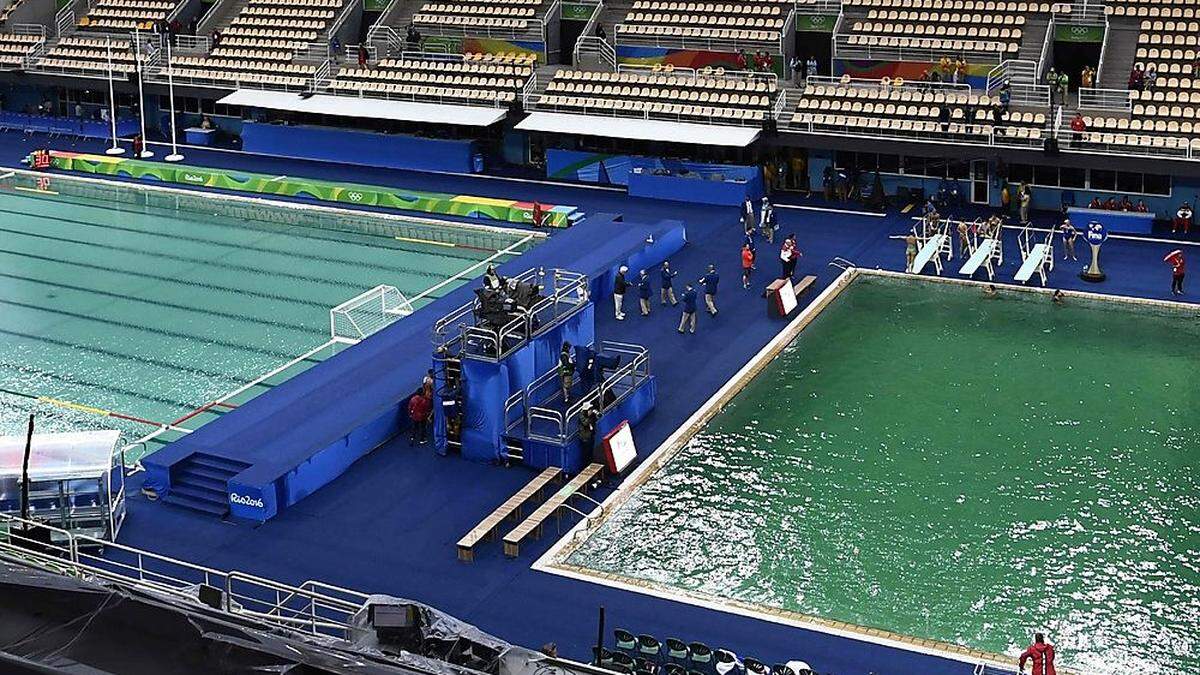 Der Unterschied ist deutlich: Das Wasser im rechten Becken ist grün