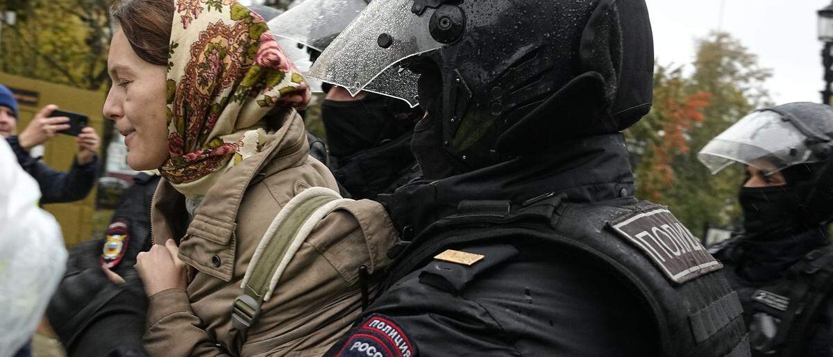 Polizisten sperren Demonstranten in Moskau ein 
