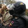 Polizisten sperren Demonstranten in Moskau ein 