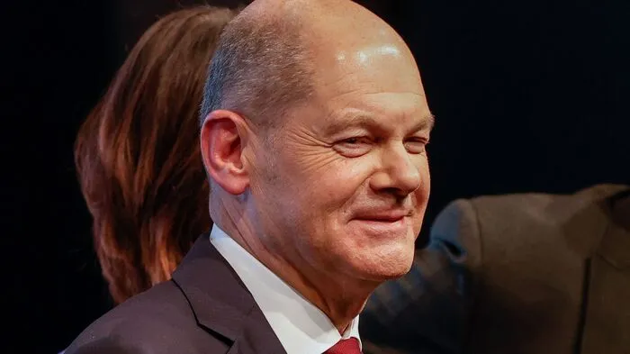 Olaf Scholz hat geschafft, was noch vor wenigen Monaten kaum jemand für möglich hielt. Gestartet bei SPD-Umfragewerten unter 15 Prozent gelang es ihm, die Sozialdemokraten bei der deutschen Bundestagswahl ganz nach vorne zu führen. Jetzt brachte er auch die Verhandlungen über die erste Ampel-Koalition auf Bundesebene erfolgreich zum Abschluss und ebnete sich selbst damit den Weg ins Kanzleramt. 