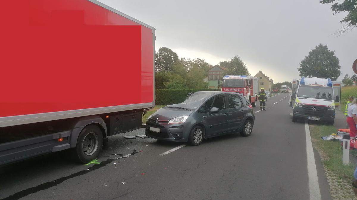 Die Pkw-Lenkerin konnte hinter dem abbiegenden Lkw nicht mehr rechtzeitig anhalten