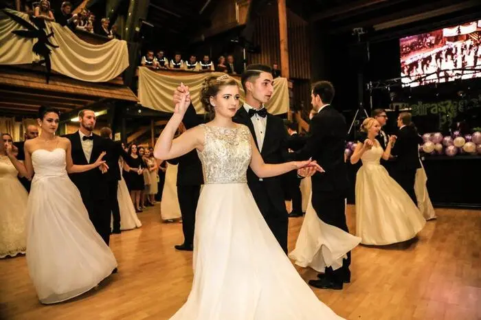 Himmlisch hingegen war die von der Tanzschule Dietrich einstudierte Polonaise.