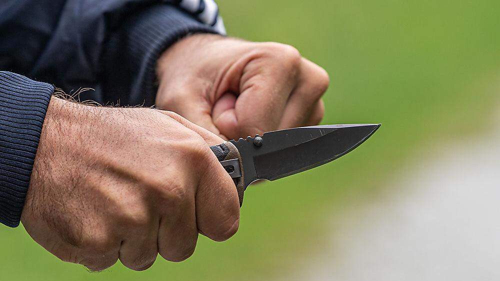 In St. Michael attackierte Dienstagabend ein 50-Jähriger einen 41-Jährigen mit einem Messer 