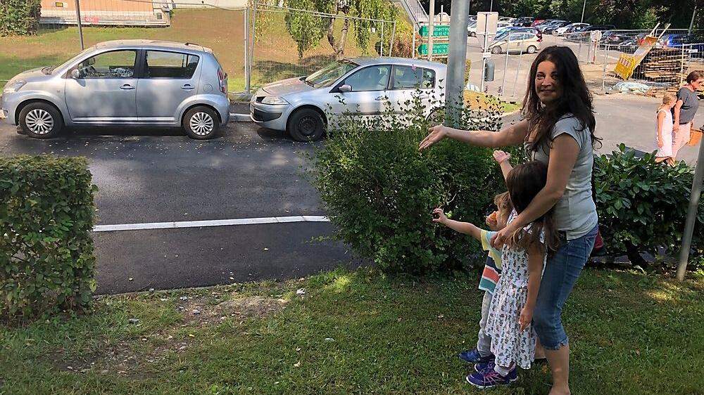 Bernadette Keiper-Fimbinger mit einer ihrer beiden Töchter vor der sichtbaren Lücke am Spielplatz