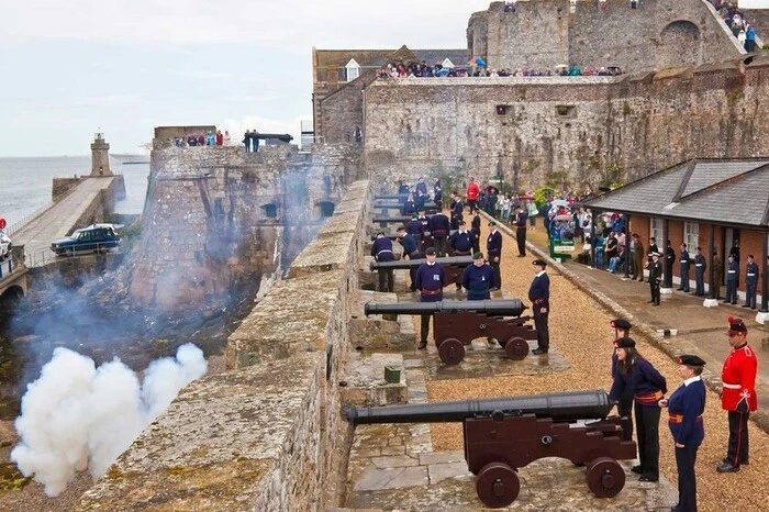Castle Cornet. Wenige Meter über St. Peter Port gelegen, bietet die Festung einen faszinierenden Einblick in die Geschichte der Inseln - und einen atemberaubenden Ausblick auf die Stadt und die umliegenden Inseln.