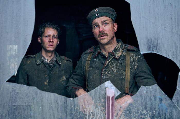 Felix Kammerer (l.) spielt den jungen deutschen Soldaten Paul Bäumer, der im Ersten Weltkrieg an der Westfront kämpft.