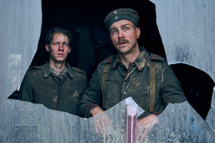 Felix Kammerer (l.) spielt den jungen deutschen Soldaten Paul Bäumer, der im Ersten Weltkrieg an der Westfront kämpft.