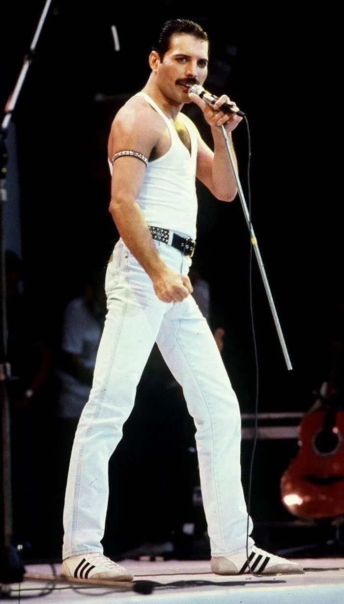 Freddie Mercury während eines Auftritts in London 1985