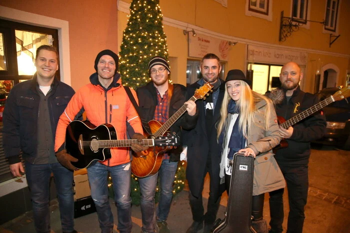 Die Rede ist von der Christmas-Charity-Tour, bei der die Musiker Marc Mandl, Rene Steinwender, Markus Benedikt, Tom Post, Magdalena Erlacher und Harald Fasching (von links) mit ihren Instrumenten für Stimmung sorgen. 