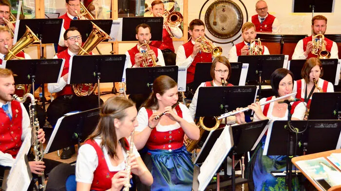 Die 41 Musikerinnen und Musiker stellen ihr musikalisches Können unter Beweis und sorgten damit für einen fulminanten Start in die neue Musiksaison.