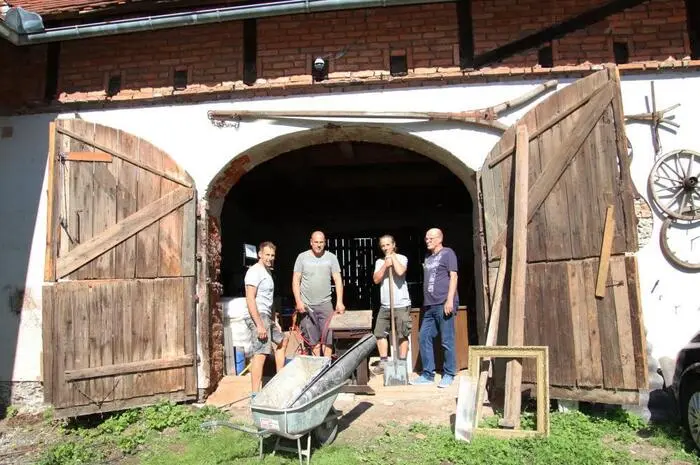 Das ehemalige Gasthaus wurde zuletzt von einem Markt- und Flohmarktfahrer als Lagerhaus genutzt. 
Dementsprechend voll sind alle riesengroße Räume im Parterre und im Obergeschoss, alles, was man sich nur denken kann, wird zum Verkauf angeboten, von Sesseln, Geschirr, Bildern bis hin zu Werkzeug.