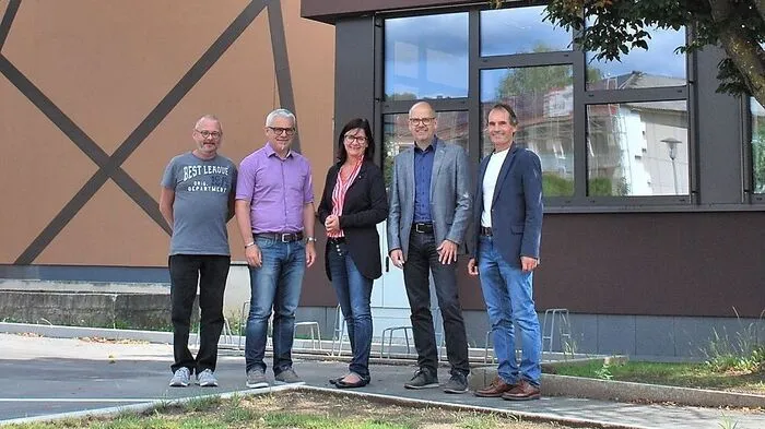 Weißenberger und die Direktoren vor der neuen Turnhallenfassade
