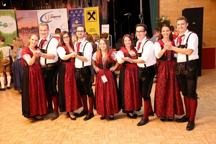Ob in schmucker Tracht oder im eleganten Anzug: Hunderte Besucher waren am Samstag nach Althofen gepilgert, um bei diesem Event dabei zu sein.    