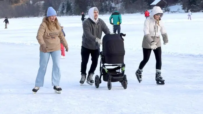Eisläufer kommen seit wenigen Tagen im Wimitzgraben voll auf ihre Rechnung. Zahlreiche Kufenflitzer hatten sich am Freitag Richtung Goggausee aufgemacht, um ein paar Runden zu ziehen oder dem Eishockeypuck hinterher zu jagen. 