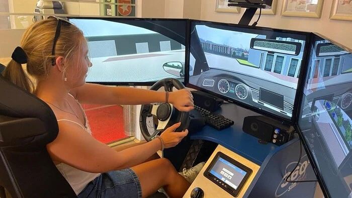 Egal ob Ortsgebiet, Freilandstraße oder Autobahn: Mit dem Fahrsimulator können Fahrschüler:innen gratis üben