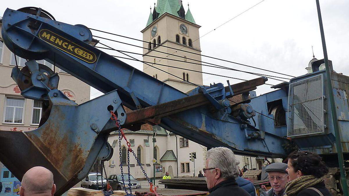 Das 172 Tonnen schwere und 33 Meter lange Gespann mit dem Bagger wird auf dem Weg durch Voitsberg von vielen Schaulustigen bewundert