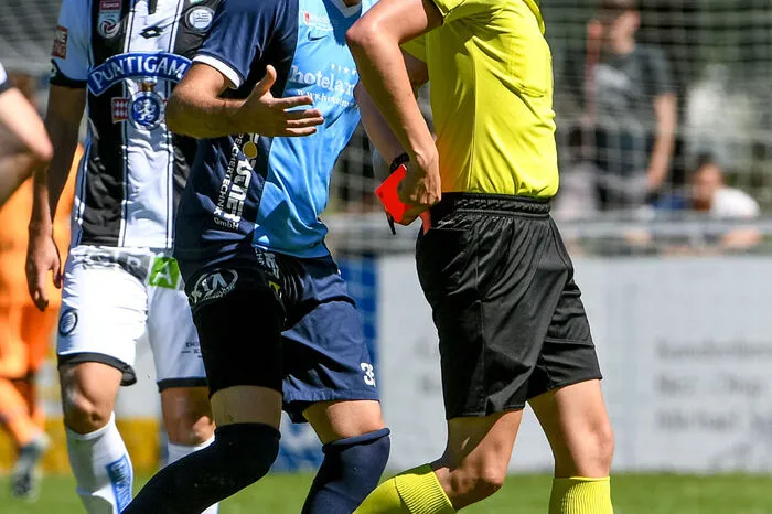 Kein Wunder, dass der Spieler im Dienste der Vorarlberger die Entscheidung des Unparteiischen nicht verstehen konnte.