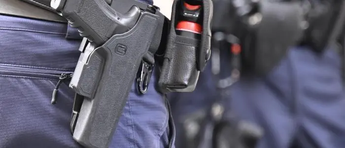 Mehrere Polizeibeamte waren zur Unterstützung des Jugendamtes im Einsatz (Symbolfoto)