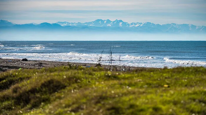 Ureki. Auf dem Weg nach Batumi, der zweitgrößten StadtGeorgiens, lohnt sich ein Halt an der Küste des Schwarzen Meers in Ureki. Der schwarze Sand in dem beliebten Seekurort ist eisenhaltig und magnetisch und soll bei Rheuma und anderen Gelenkbeschwerden helfen. Außerdem werden dem Sand magische Kräfte nachgesagt. Aber auch wenn’s nicht gegen das eine oder anderen Zipperlein hilft – das Selbsteingraben im dunklen Magnetitsand macht Spaß und kostet nichts.
