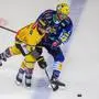 VIENNA,AUSTRIA,07.OCT.22 - ICE HOCKEY - ICE Hockey League, Vienna Capitals vs Villacher SV. Image shows Rafael Rotter (Capitals) and John Hughes (VSV).
Photo: GEPA pictures/ Philipp Brem