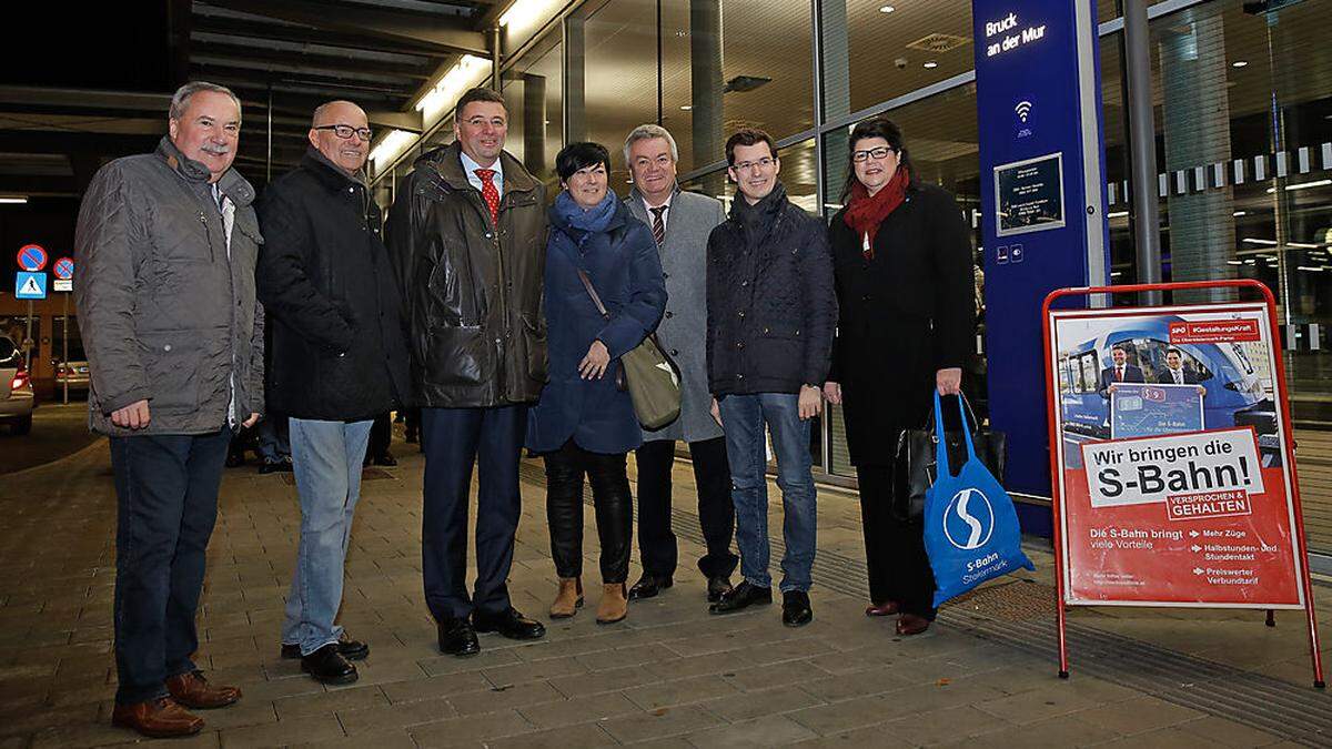 Bürgermeister Straßegger, Nationalratsabgeordneter Spindelberger, Verkehrsminister Leichtfried, Verkehrslandesrat Lang, Landtagsabgeordneter Hofer und Landtagsabgeordnete Ahrer in Bruck, wo zum Start der S8 und S9 auch die Stadtkapelle aufspielte