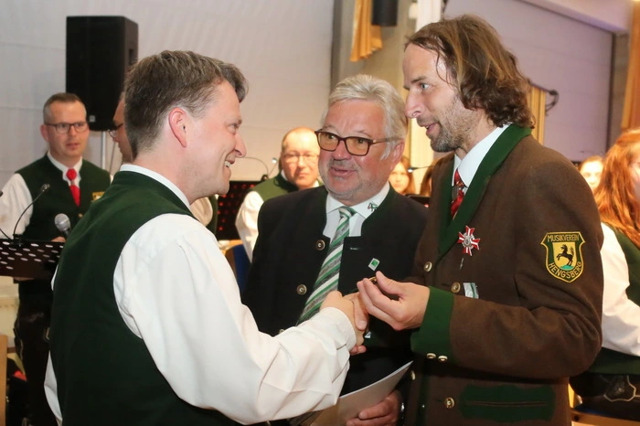 Ehrennadel in Gold für Kapellmeister Stephan Kaufmann.