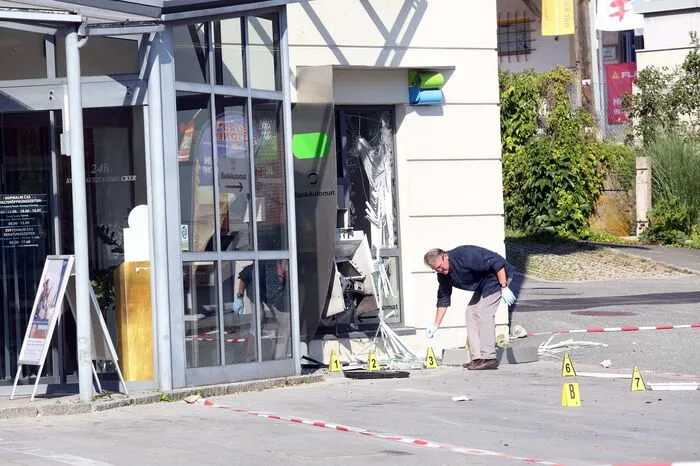 Die beiden Täter sind flüchtig, nach ihnen wird gefahndet.
