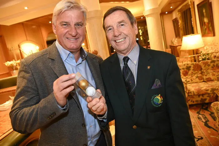 Der goldene Golfball, den die Präsidenten in der Hand halten, ist jener Ball, mit dem der erste Abschlag am Platz erfolgte. Er wird von Präsident zu Präsident weitergegeben