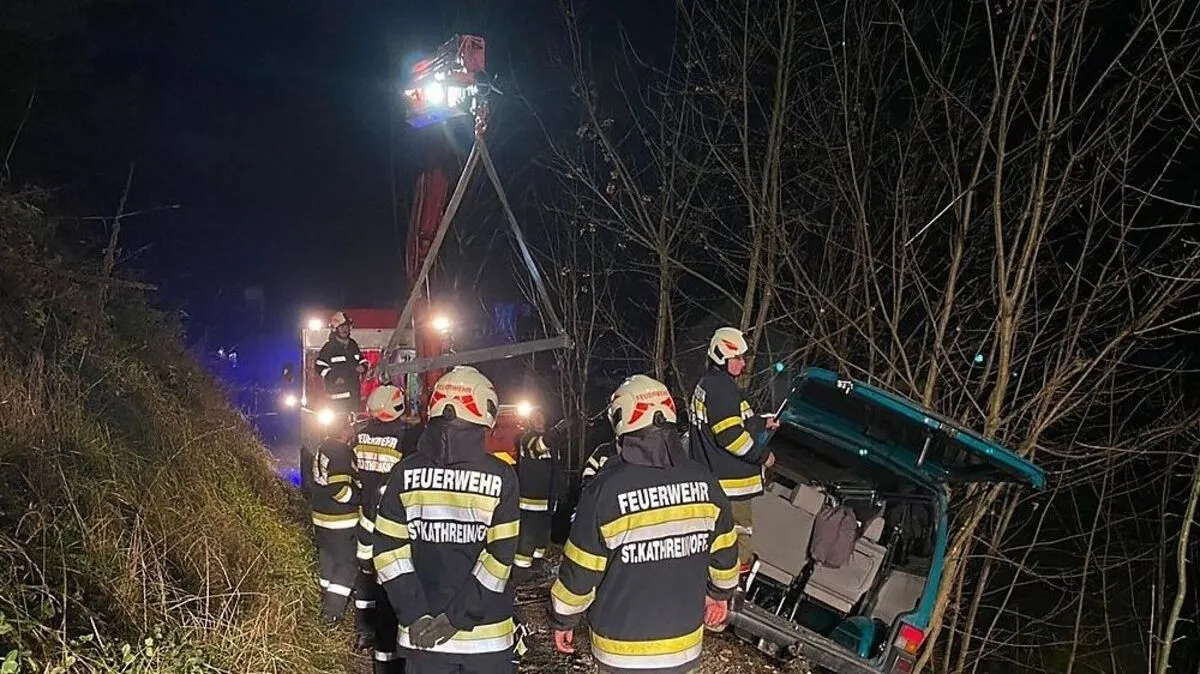 Die Kameradinnen und Kameraden konnten den Kleinbus bergen