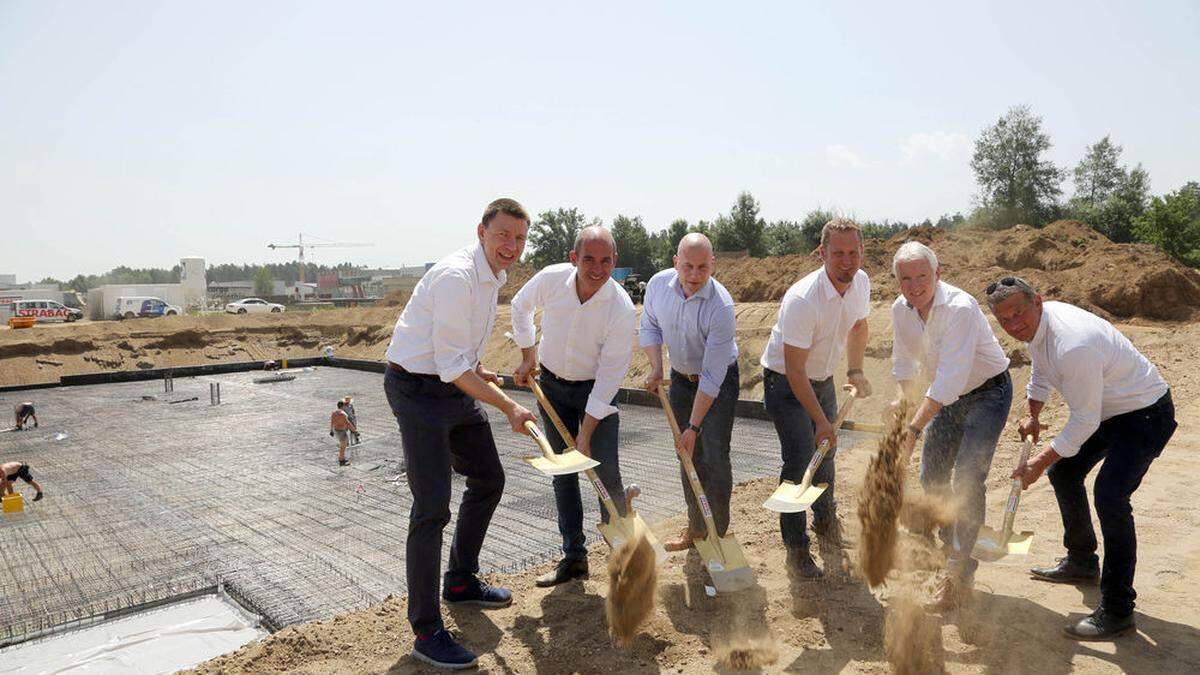 Spatenstich in Poggersdorf (v. links): Markus Berben-Gasteiger, Peter Jagersberger, Heiko Selzam, Arno Grün, Karl-Heinz Primus und Christian Ortner