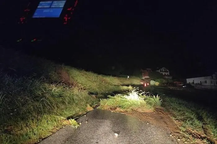 Unter anderem mussten Keller ausgepumpt und Straßen nach Murenabgängen gesperrt werden. Auch galt es, vor allem im Gebiet entlang der Raab, zahlreiche Verklausungen zu beseitigen.
