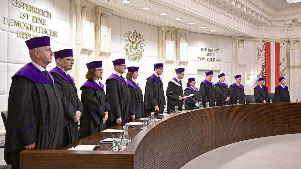Der Verfassungsgerichtshof mit seinen Richtern.