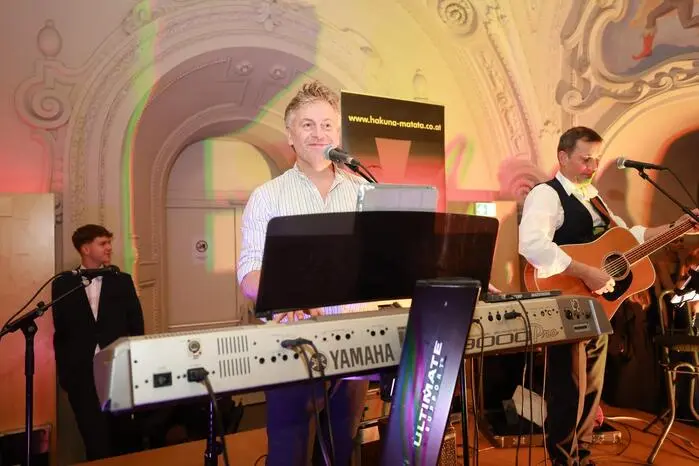 Musikalisch wurde der Ball ebenso zu einem eindrucksvollen Erlebnis. Die Live-Band Hakuna Matata schuf die perfekte Mischung aus klassischem Ballflair und moderner Lebensfreude.