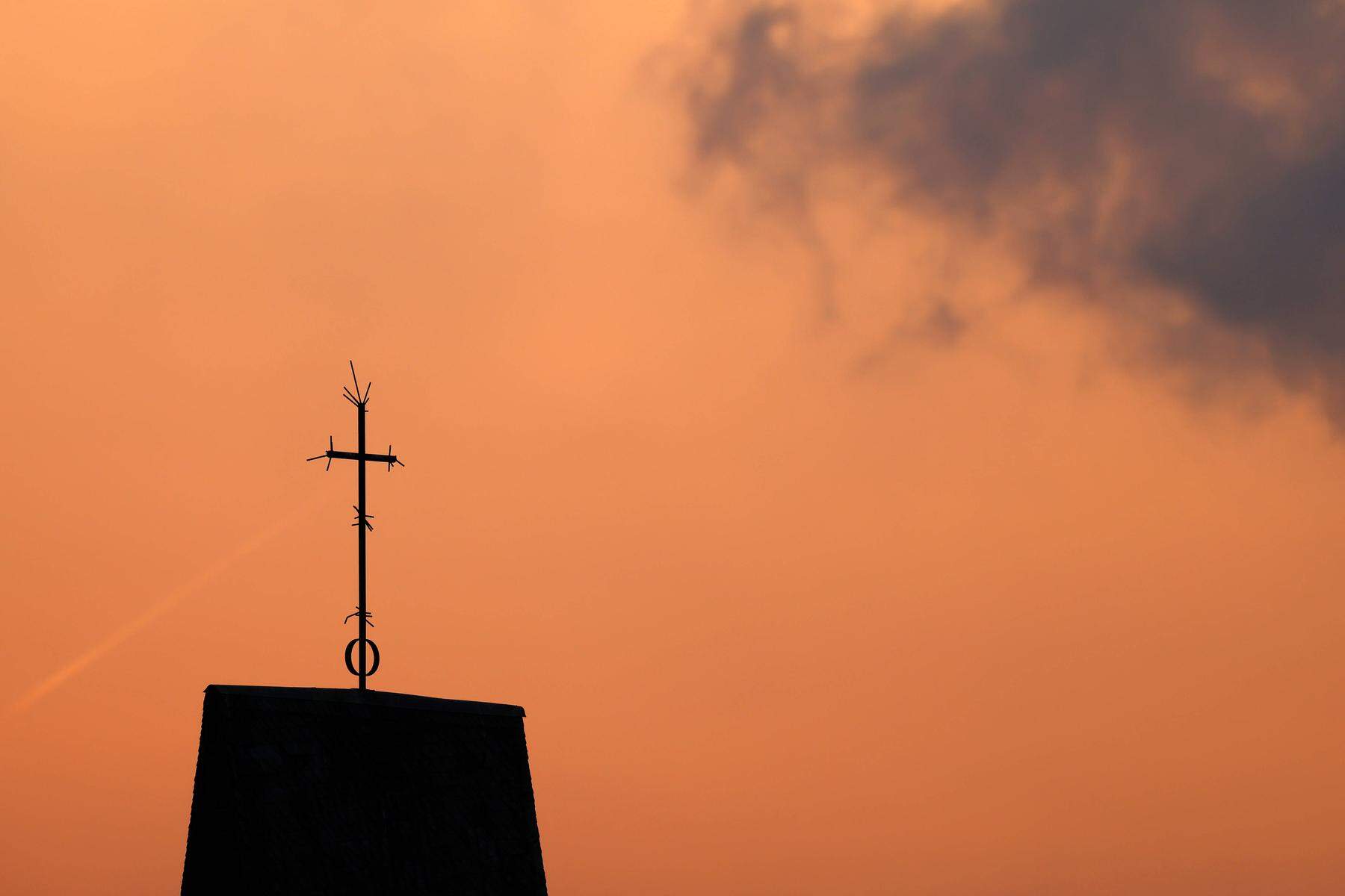 Katholische Kirche in der Krise. Innerhalb des Klerus manifestiert sich immer stärker der Glaube, dass sich nicht die Kirche in der Krise befinde, sondern der Glaube. Ein fataler Irrtum.