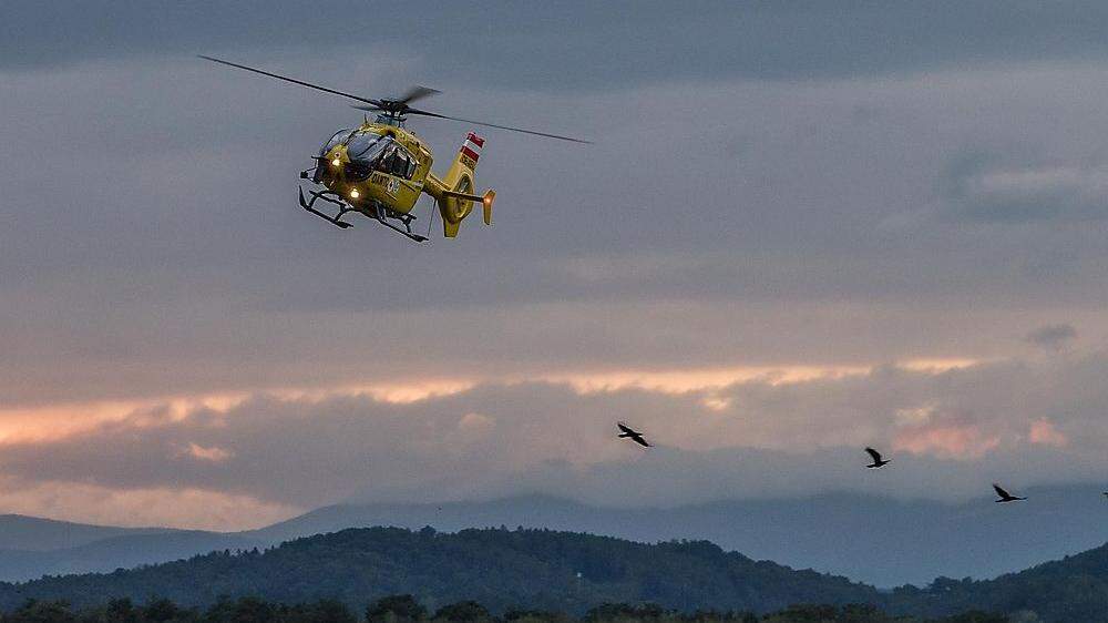 Der Bursche wurde mit dem Rettungshubschrauber C12 auf die Kinderchirurgie des LKH Graz geflogen