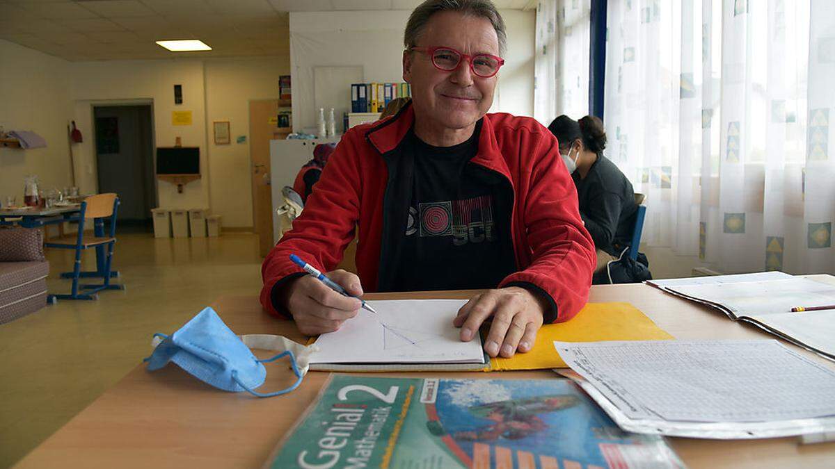 Manfred Klade gibt im Waidmannsdorfer Lerncafé der Caritas unermüdlich Mathematik-Nachhilfe