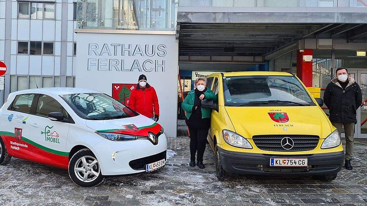 MitarbeiterInnen der Stadtgemeinde Ferlach mit den Gemeindefahrzeugen stehen bereit